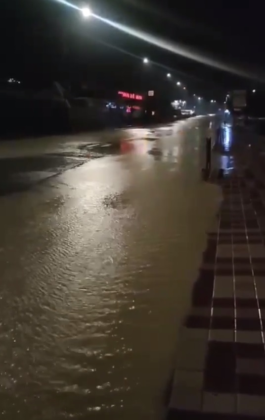 Подтопления на дороге образовались из-за сильных ливней в Джубге