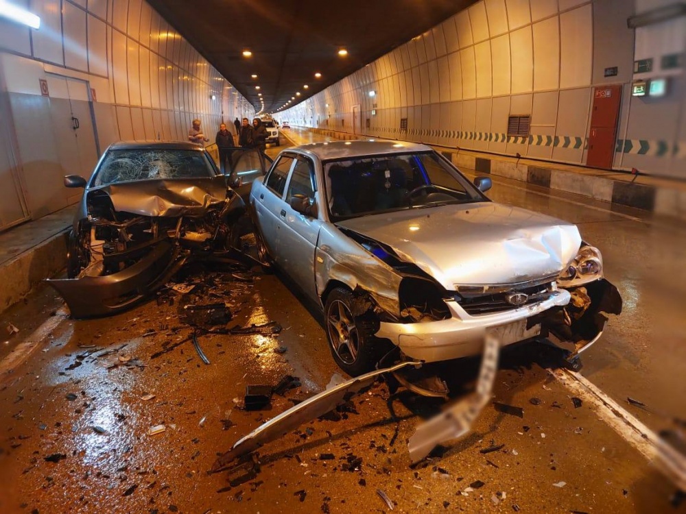 В тоннеле Сочи столкнулись два авто, есть пострадавшие