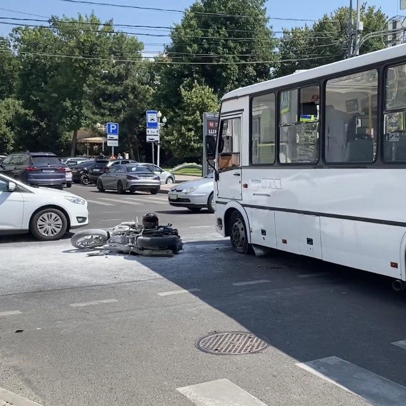 В Краснодаре мотоциклистка влетела под колеса автобуса