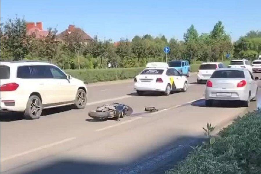 В Краснодаре при столкновении с легковушкой пострадал водитель мотоцикла