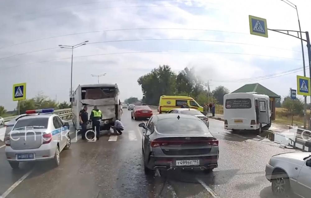 Два автобуса столкнулись на Ейском шоссе в Краснодаре, есть пострадавшие