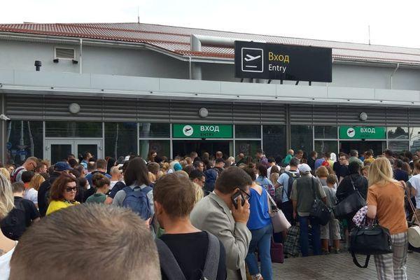 Пассажиров аэропорта Краснодара эвакуировали после сообщения о заложенной бомбе