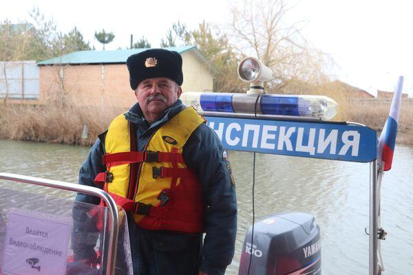 Замерзающего в плавнях рыбака спасли сотрудники МЧС в Краснодарском крае