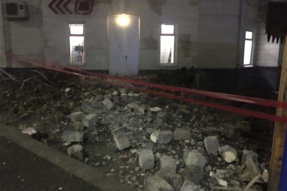 Натиск ураганного ветра не выдержал фасад исторического здания в Новороссийске