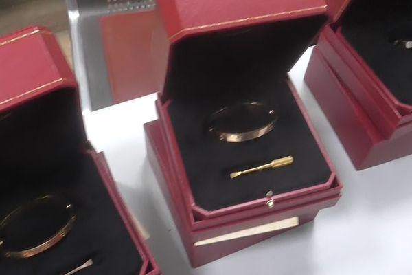 Женщина пыталась незаконно ввезти браслеты Cartier стоимостью более 1,2 млн рублей в Краснодар