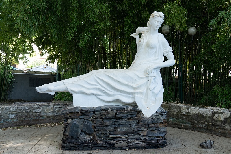 В Сочи отреставрируют скульптуру «Девушка Хоста»