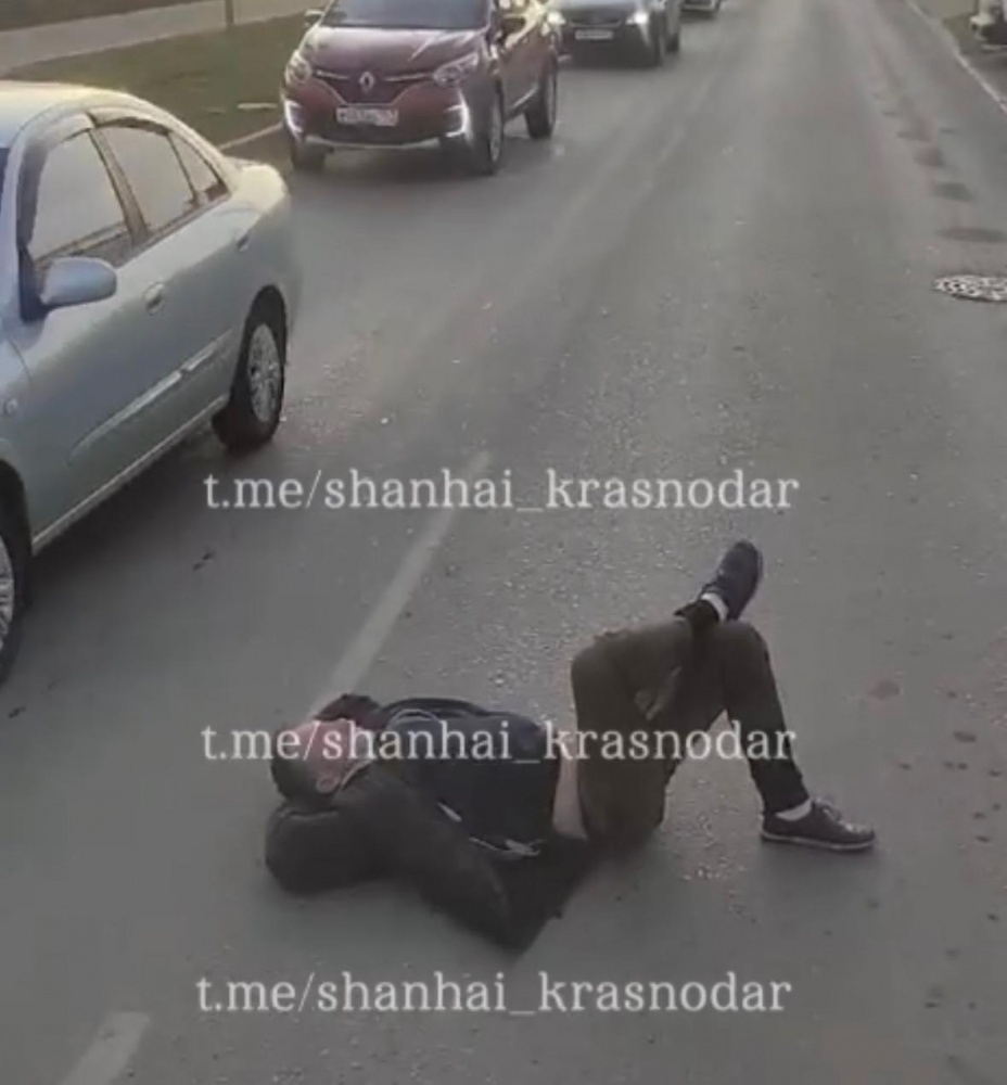 Отдыхающий на дороге мужчина парализовал движение в Краснодаре