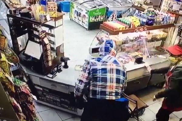 Мужчина напал на продавца магазина в Анапе и похитил 11 тыс. рублей