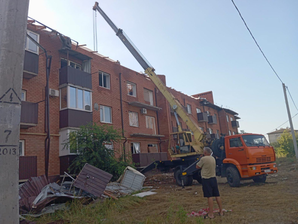 Жильцы разрушенного от падения БПЛА дома в Приморско-Ахтарске начали получать матпомощь