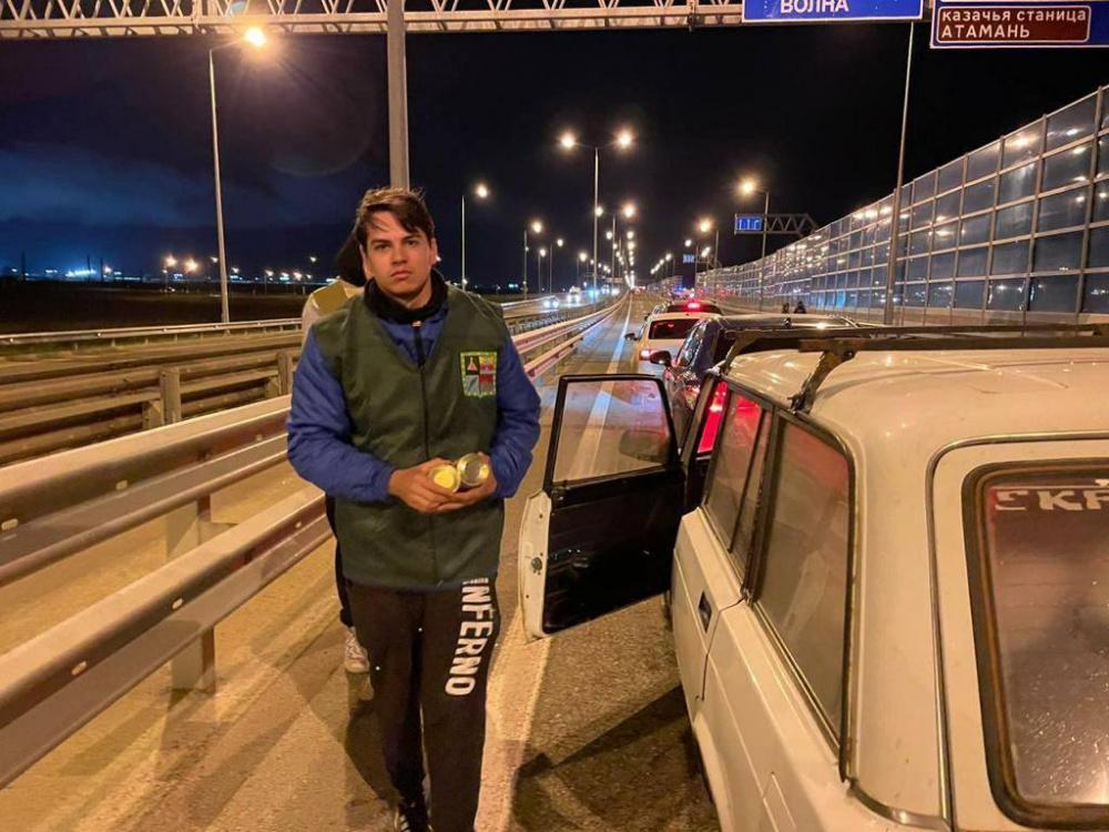 Волонтеры дежурят на Крымском мосту