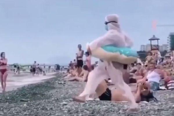 В Сочи туристка решила искупаться в море в защитном костюме и маске