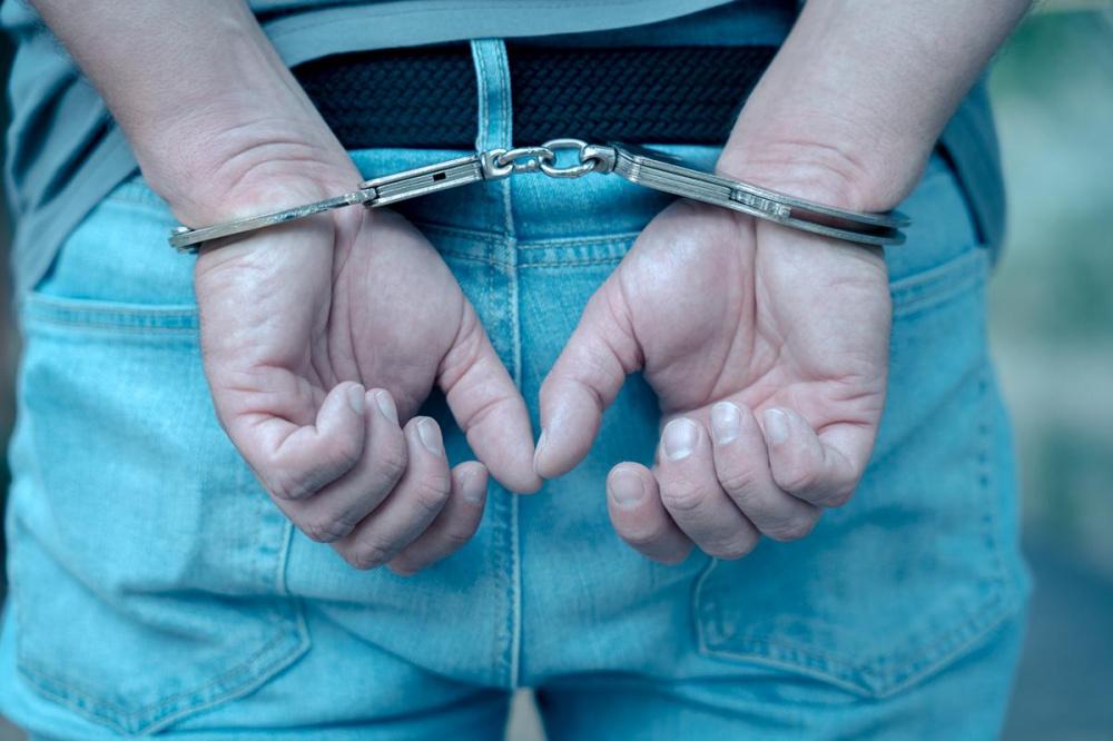 Трое новороссийцев заплатят почти миллион рублей за избиение полицейского