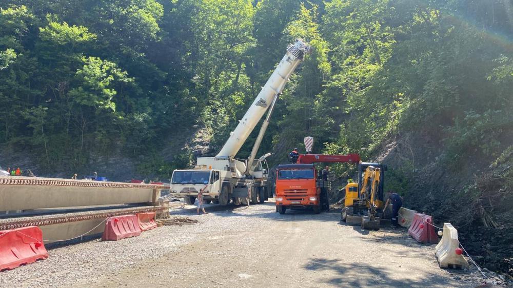 В Лазаревском районе Сочи ограничили движение транспорта из-за ремонта дороги