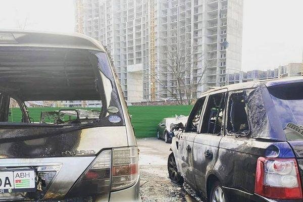 Пять автомобилей сгорели в Краснодаре в ночь с 17 на 18 марта 2020
