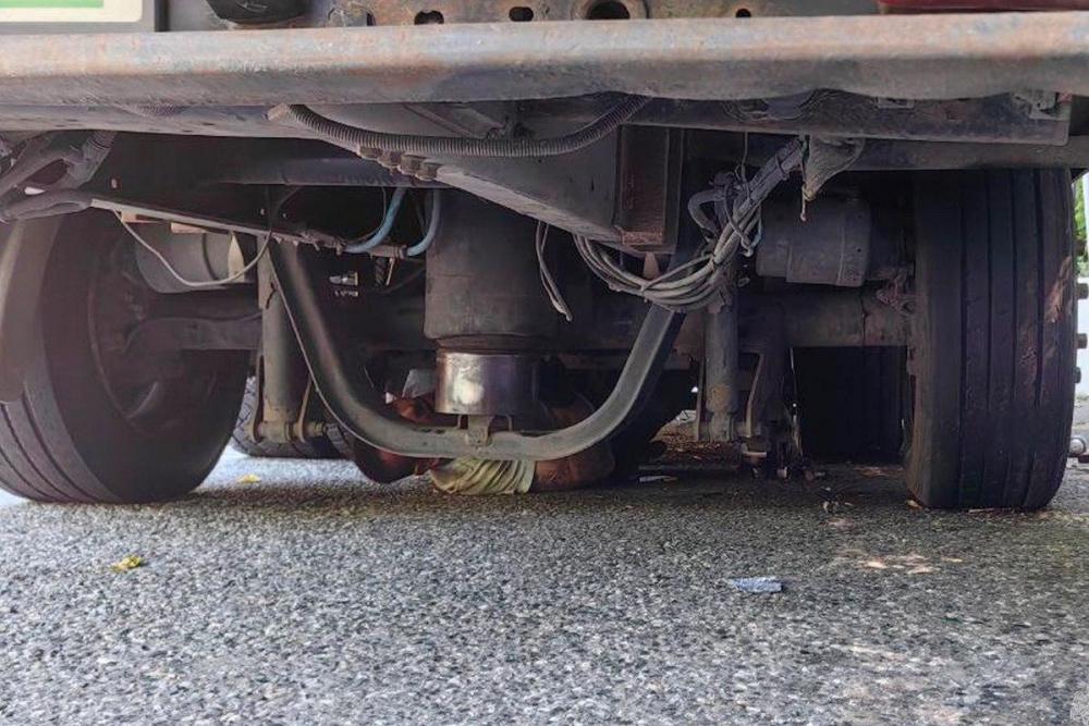 Водителя грузовика зажало под 30-тонным прицепом в Сочи