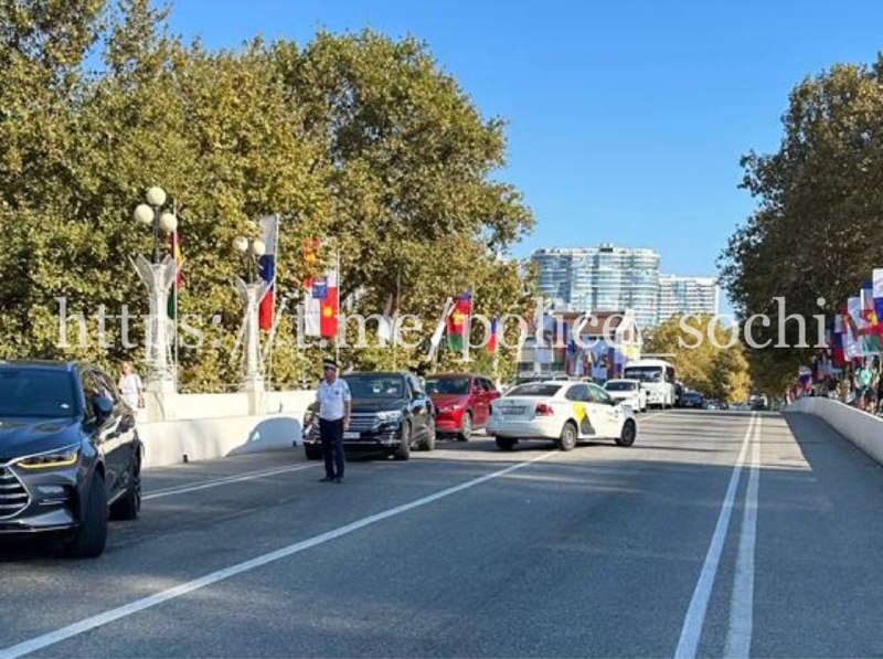 В Сочи столкнулись две легковушки и автобус