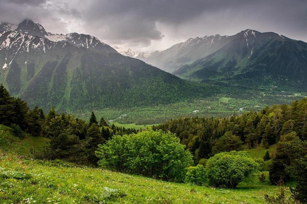 Пропавшего туриста ищут спасатели в горах Сочи
