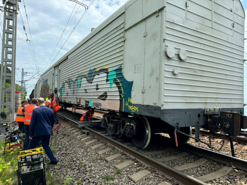 Прокуратура начала проверку после схода с рельсов вагона грузового поезда в Сочи