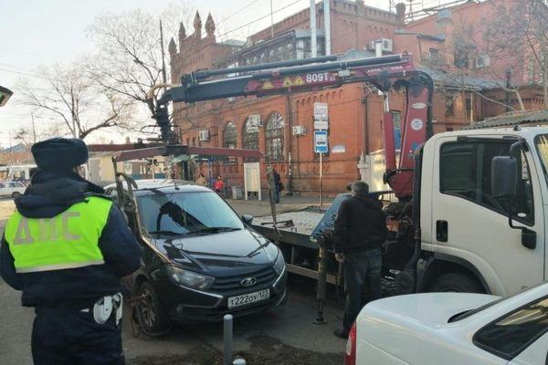 Незаконно припаркованные автомобили эвакуировали с улицы Горького в Краснодаре