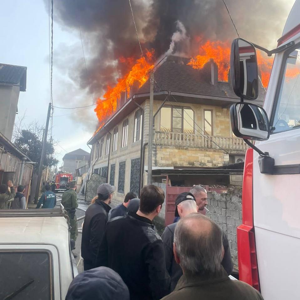 Три частных дома и хозпостройка горят в Сочи