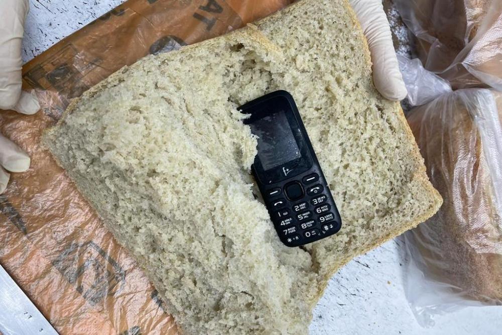 Задержанному в СИЗО Краснодара пытались передать мобильные телефоны в буханках хлеба