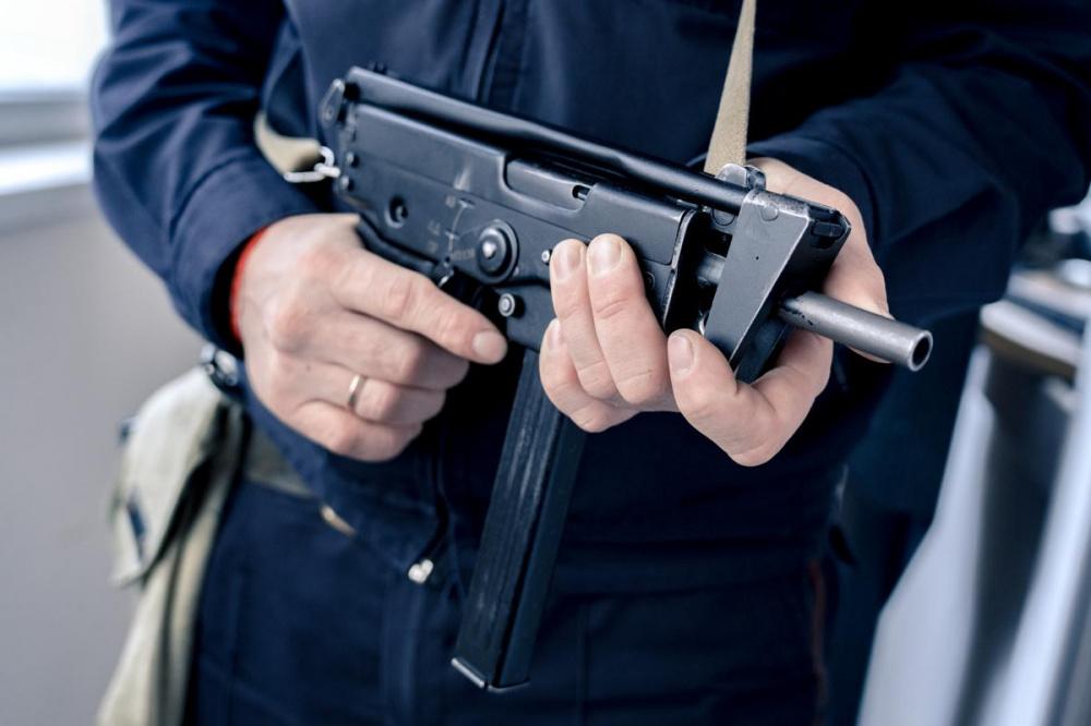 Полицейские в Сочи выстрелили в мужчину, напавшего на них с ножом