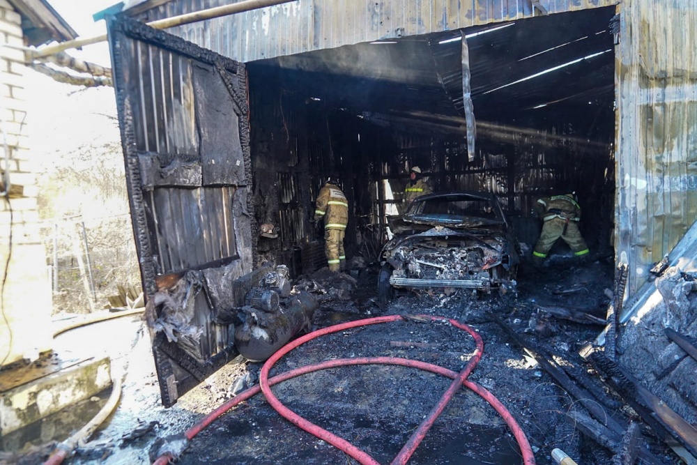 Переход огня с гаража на жилые дома удалось предотвратить под Геленджиком