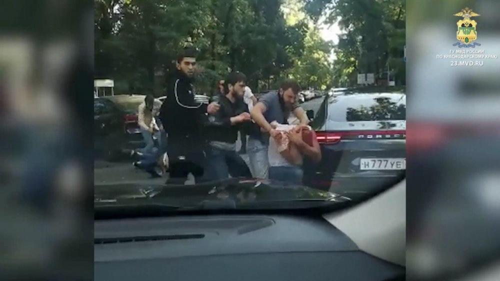 В Сочи на дороге толпа избила двоих мужчин