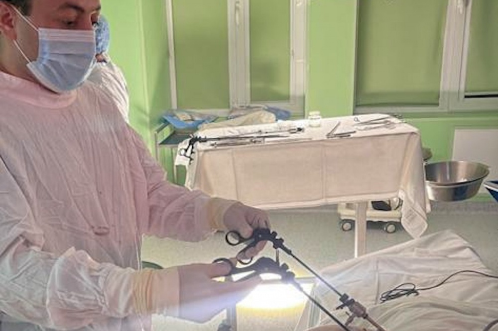 В Краснодаре врачи ККБ № 2 впервые удалили аппендикс беременной на позднем сроке методом лапароскопии