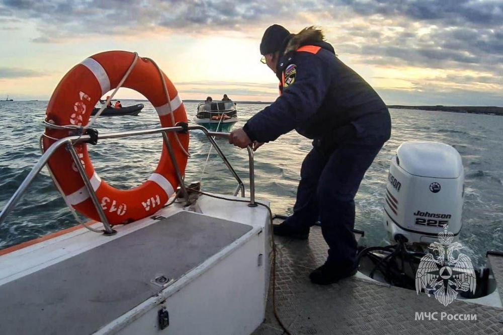Четверо рыбаков застряли в Керченском проливе