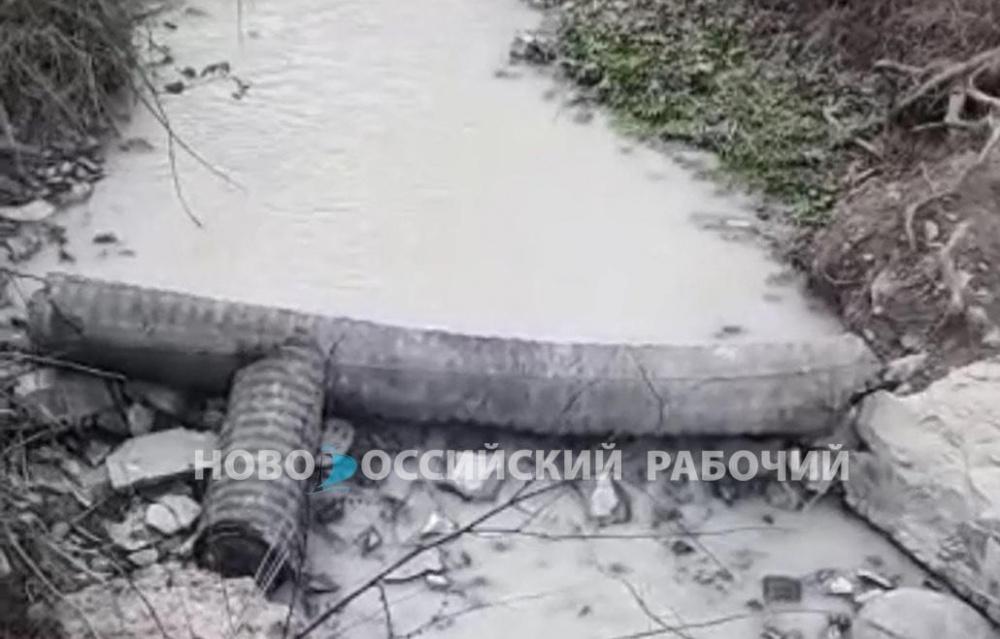 Прокуратура заинтересовалась цементным ручьем, который течет в Суджукскую лагуну Новороссийска