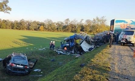 На Кубани водитель BMW Х6 погиб в аварии с тремя грузовиками