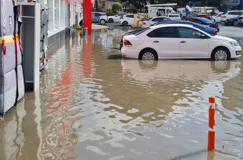 Потоки грязной воды утопили набережную около Центрального пляжа Анапы