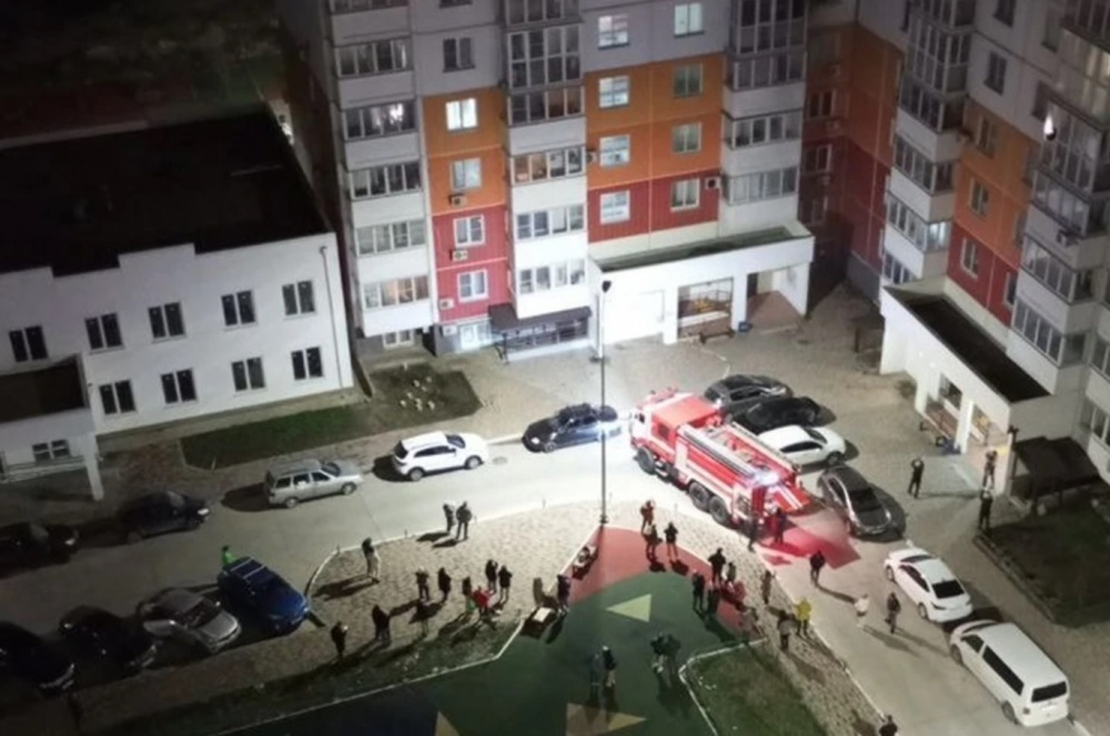 Из-за пожара из многоэтажки в Новороссийске эвакуировали 100 человек 