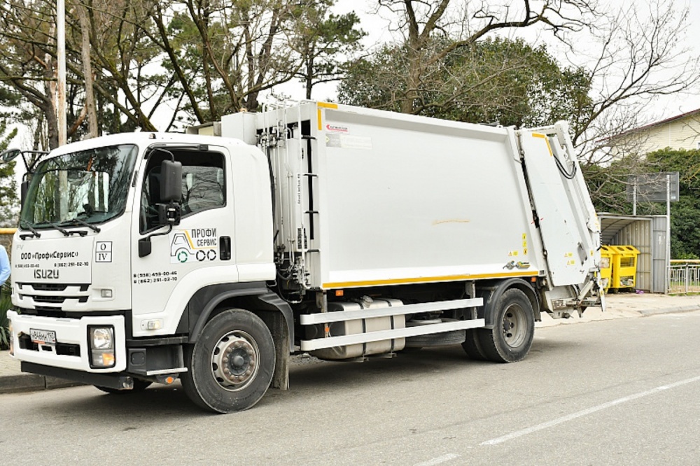 Власти Сочи закупят 17 мусоровозов в 2024 году