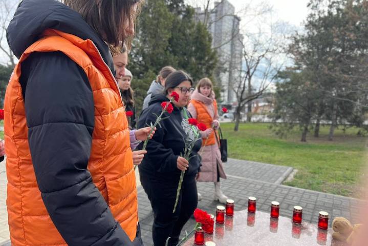 Цветочные магазины Новороссийска бесплатно раздают гвоздики