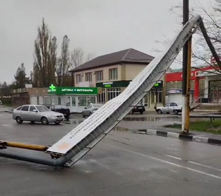 В Джубге ветром снесло теплотрассу и кровлю на ДК