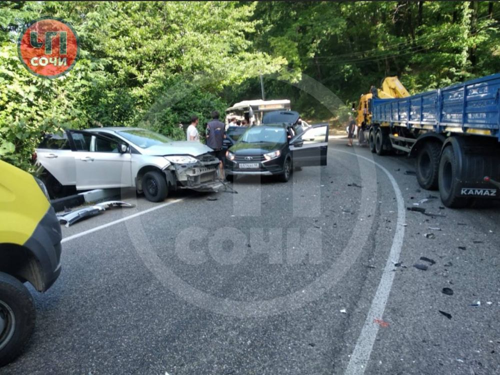 Серьезная авария парализовала движение на трассе «Джубга — Сочи»