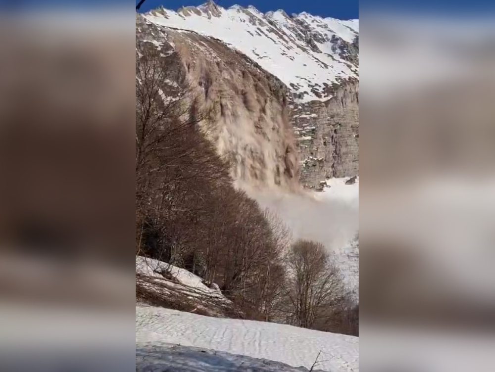 Мощная лавина из мокрого снега и камней сошла в горах Сочи