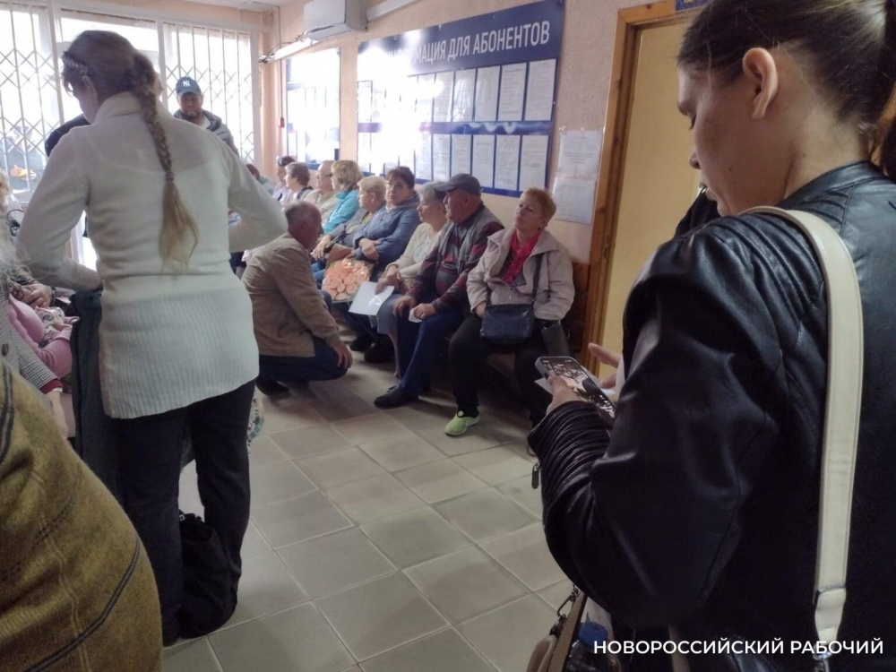 Жители Новороссийска занимают очередь для перезаключения договора на поставку газа в 3 утра