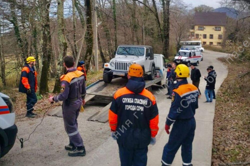 Труп мужчины между эвакуатором и джипом обнаружили в Сочи