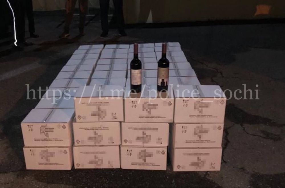 В Сочи остановили микроавтобус, набитый 400 литрами вина без документов