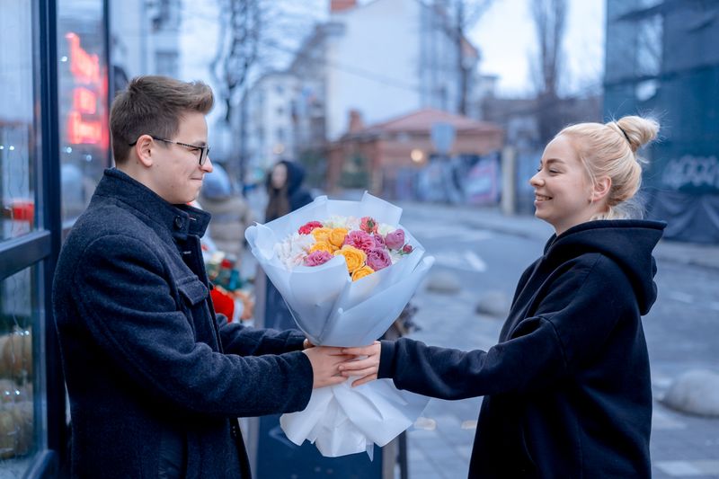 От гаджетов до сладостей: список необычных и полезных подарков на 8 марта 