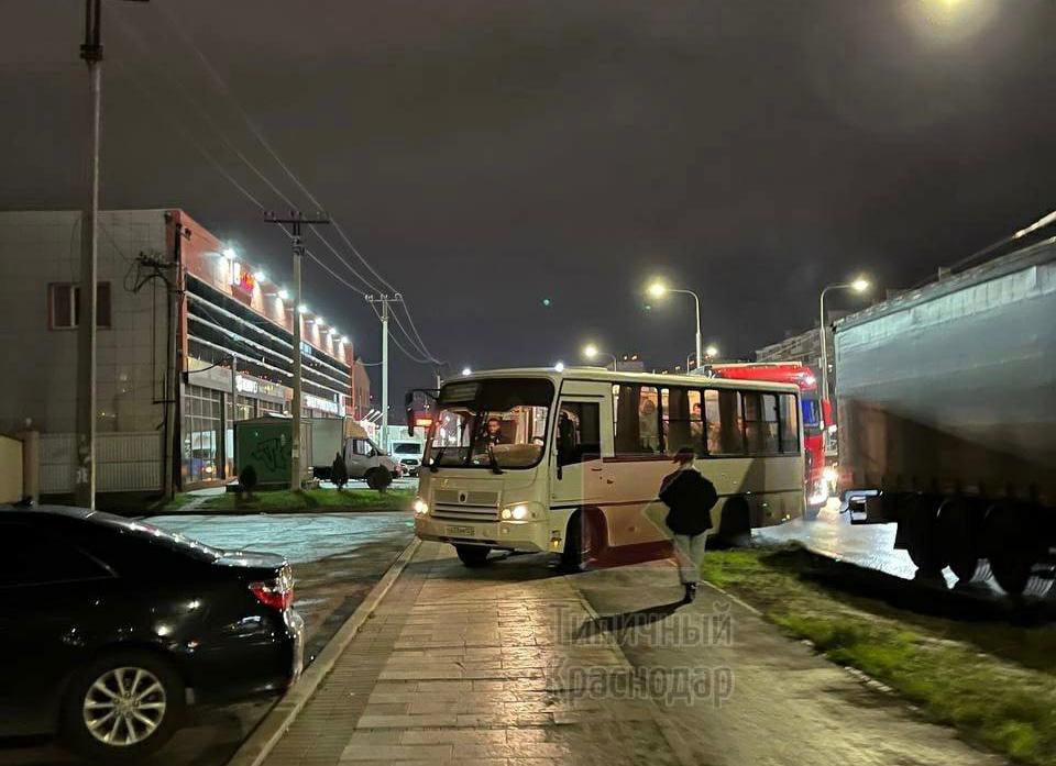 Автоинспекторы оштрафовали маршрутчика, рассекавшего по тротуару в Краснодаре