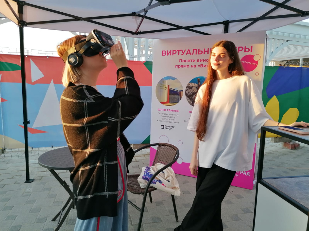 Вино из «пробирок» и прогулка в VR-очках: в Анапе проходит фестиваль «Виноград»