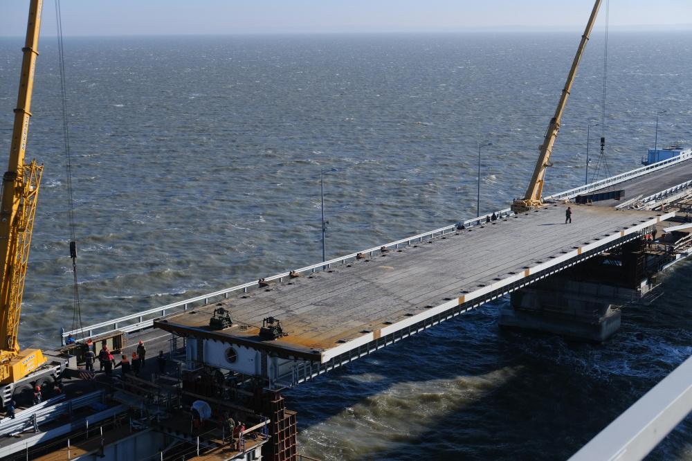 Крымский мост открыли для движения автомобилей на 2 часа раньше срока