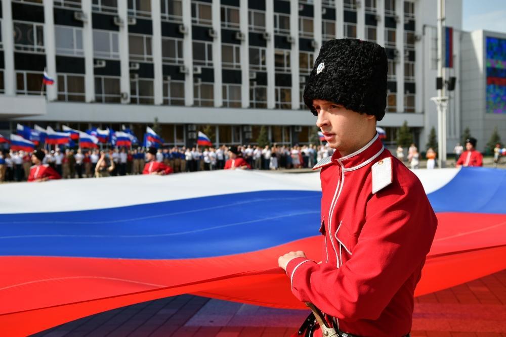 Триколоры-гиганты, яхт-парад и вручение паспортов: как Кубань отмечает День флага