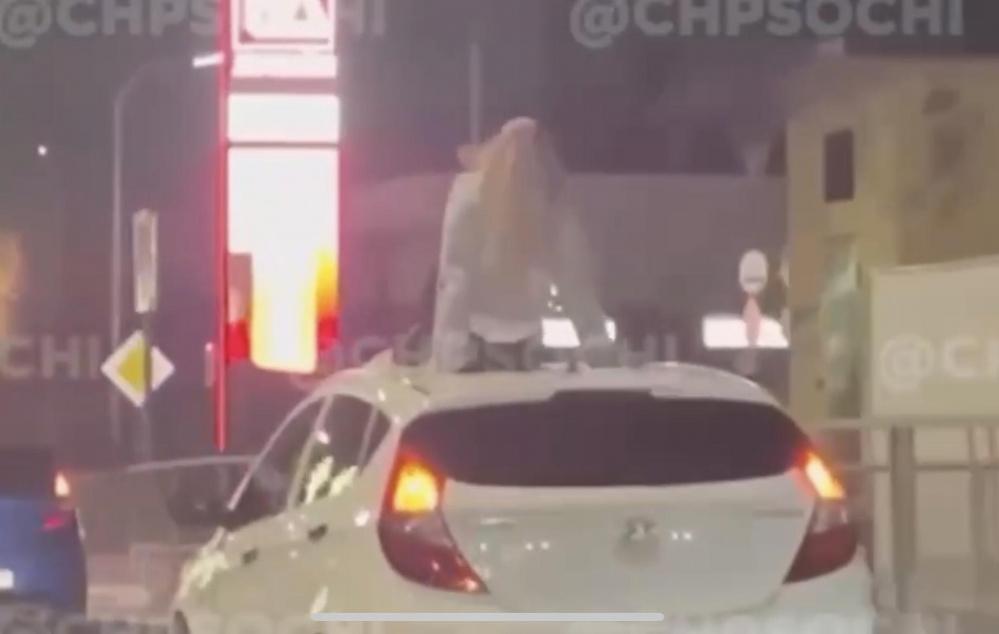 В Сочи пассажирка прокатилась на крыше авто