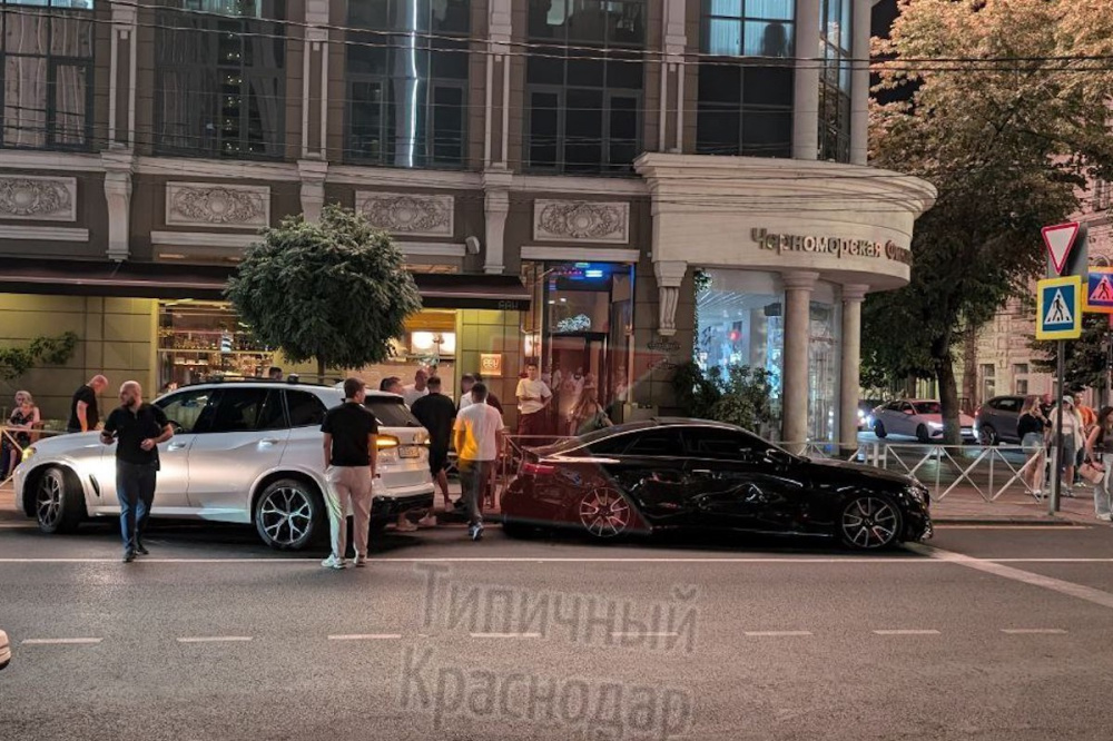 Лихач на BMW помял два «Мерседеса» в центре Краснодара