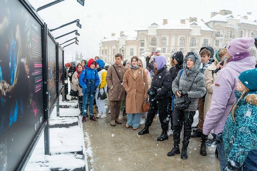 В Сочи открылась эковыставка картин из отходов по мотивам художников мировой живописи